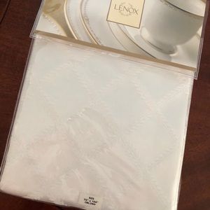 NEW! Lenox Tablecloth - Laurel Leaf (70” x 104”)